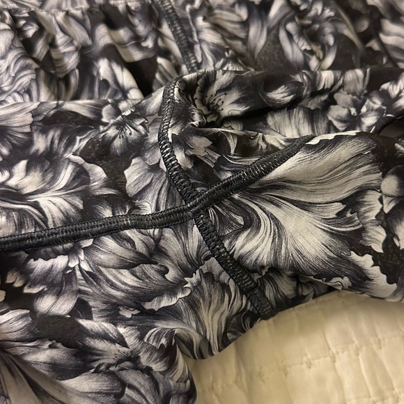 Lululemon Hotty Hot Short II *Long 4" Size 6 - Picture 6 of 8